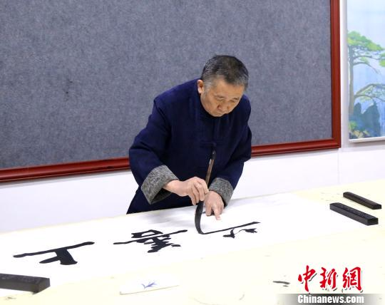 張貽柱在創(chuàng)作。　楊衛(wèi)軍 攝
