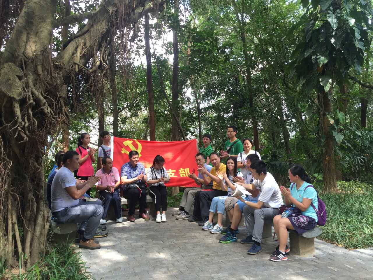 榕樹下的黨課.jpg