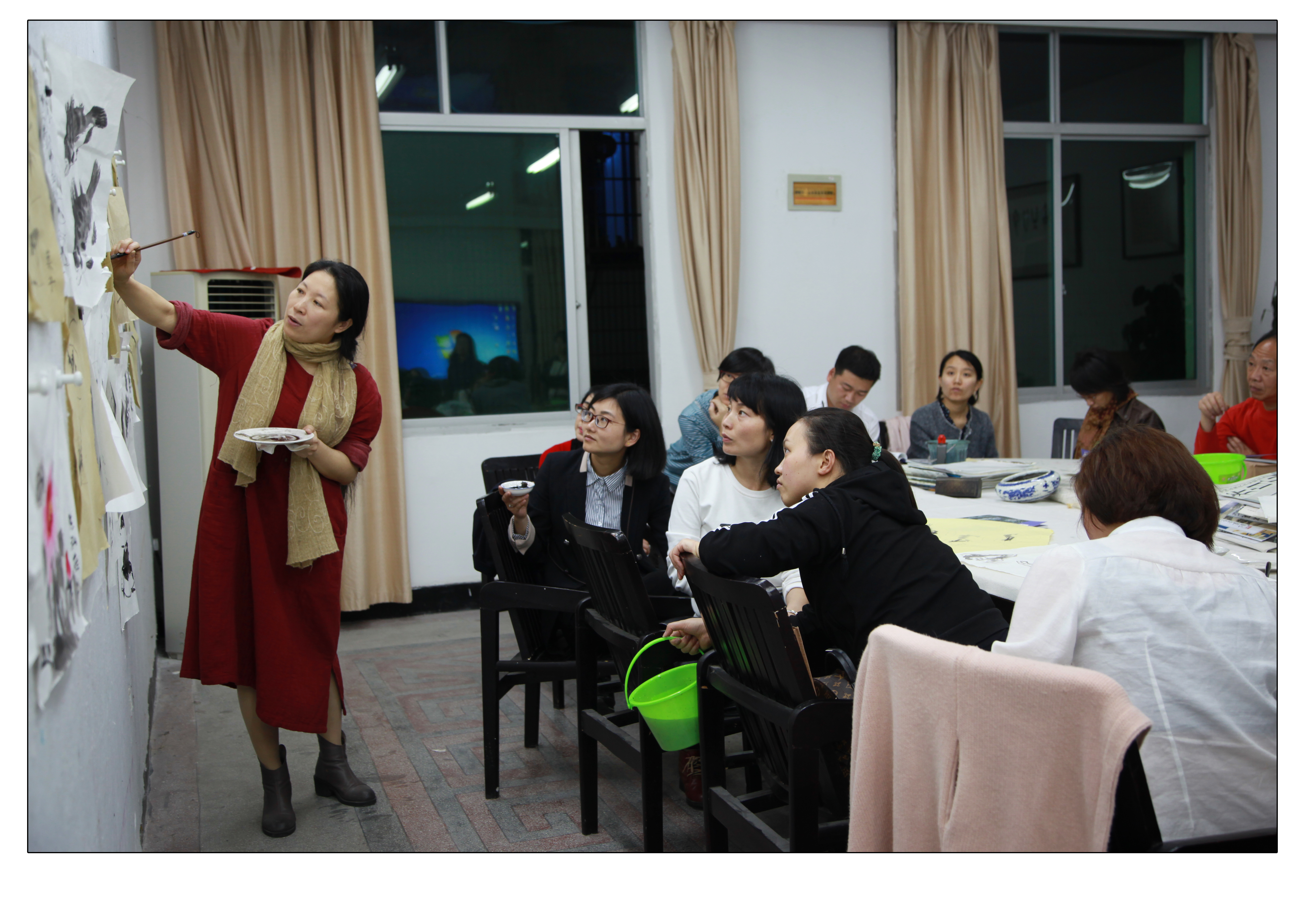 圖04：孫曉劍老師在給青田縣機關(guān)干部公益培訓(xùn)班國畫班的學(xué)員上課。林惠潔攝.jpg