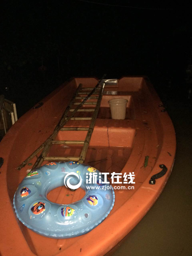 靠著這艘小船，李永樓兄弟倆救出了11名村民.jpg