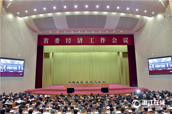 12月27日，浙江省委經(jīng)濟(jì)工作會(huì)議在杭州召開。省委書記、省人大常委會(huì)主任夏寶龍出席并講話。記者 梁臻  攝1.jpg