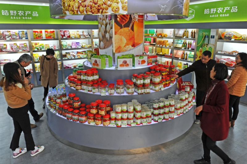 顧客在浙江省義烏市的一家綠色農(nóng)產(chǎn)品展示廳內(nèi)選購商品（2017年1月3日攝）。