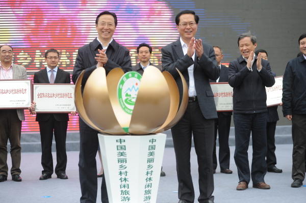 農(nóng)業(yè)部部長(zhǎng)韓長(zhǎng)賦，省委副書記、省長(zhǎng)車俊啟動(dòng)“中國(guó)美麗鄉(xiāng)村休閑旅游行”活動(dòng)。  記者 吳元峰攝.jpg