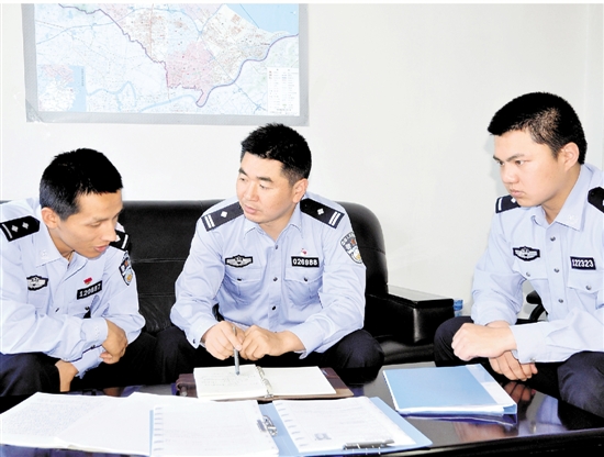 吳克亮（中）在和同事辦理案件。.jpg