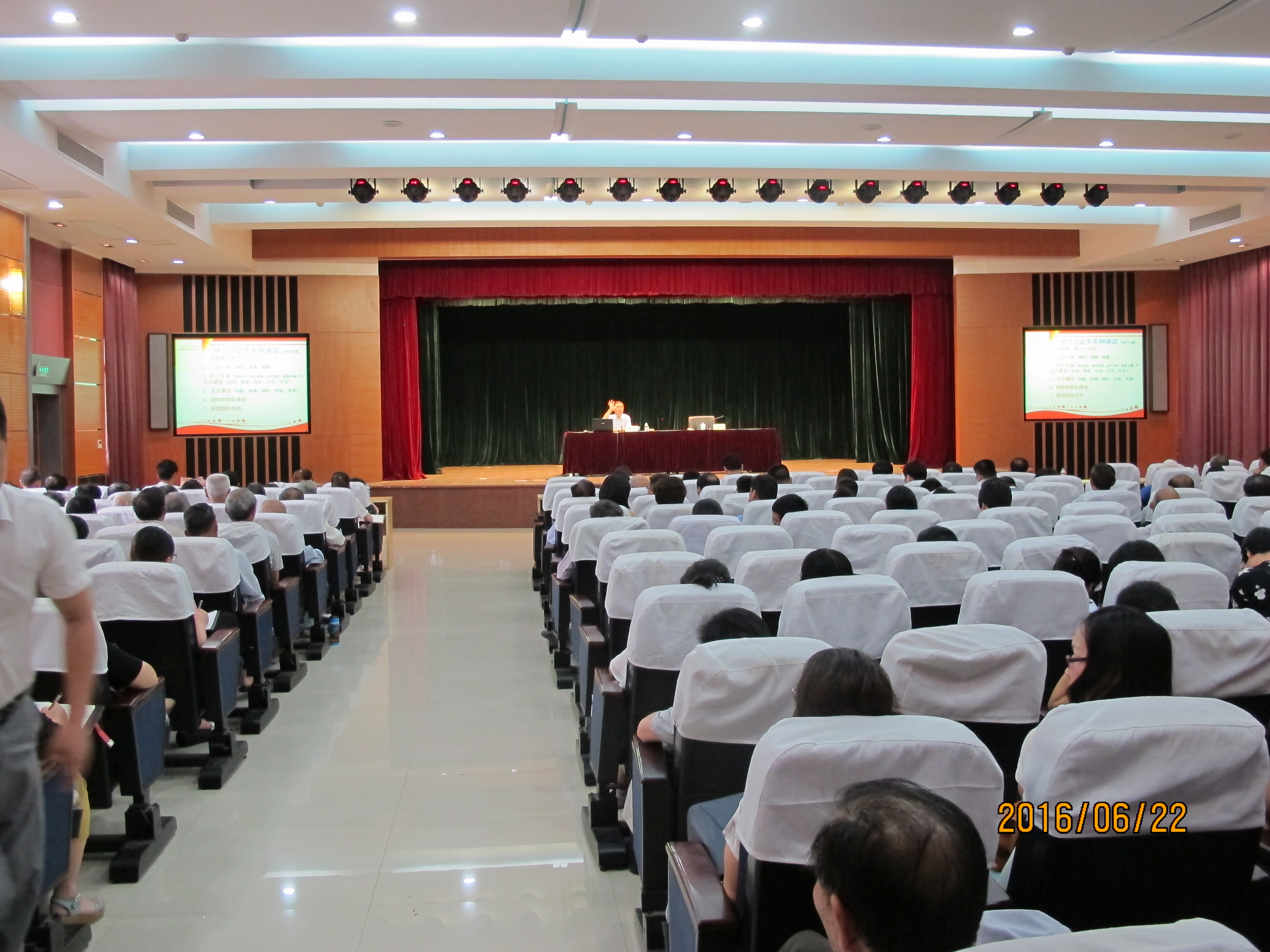 圖5：兩新組織赴楓涇共學(xué)黨章.JPG