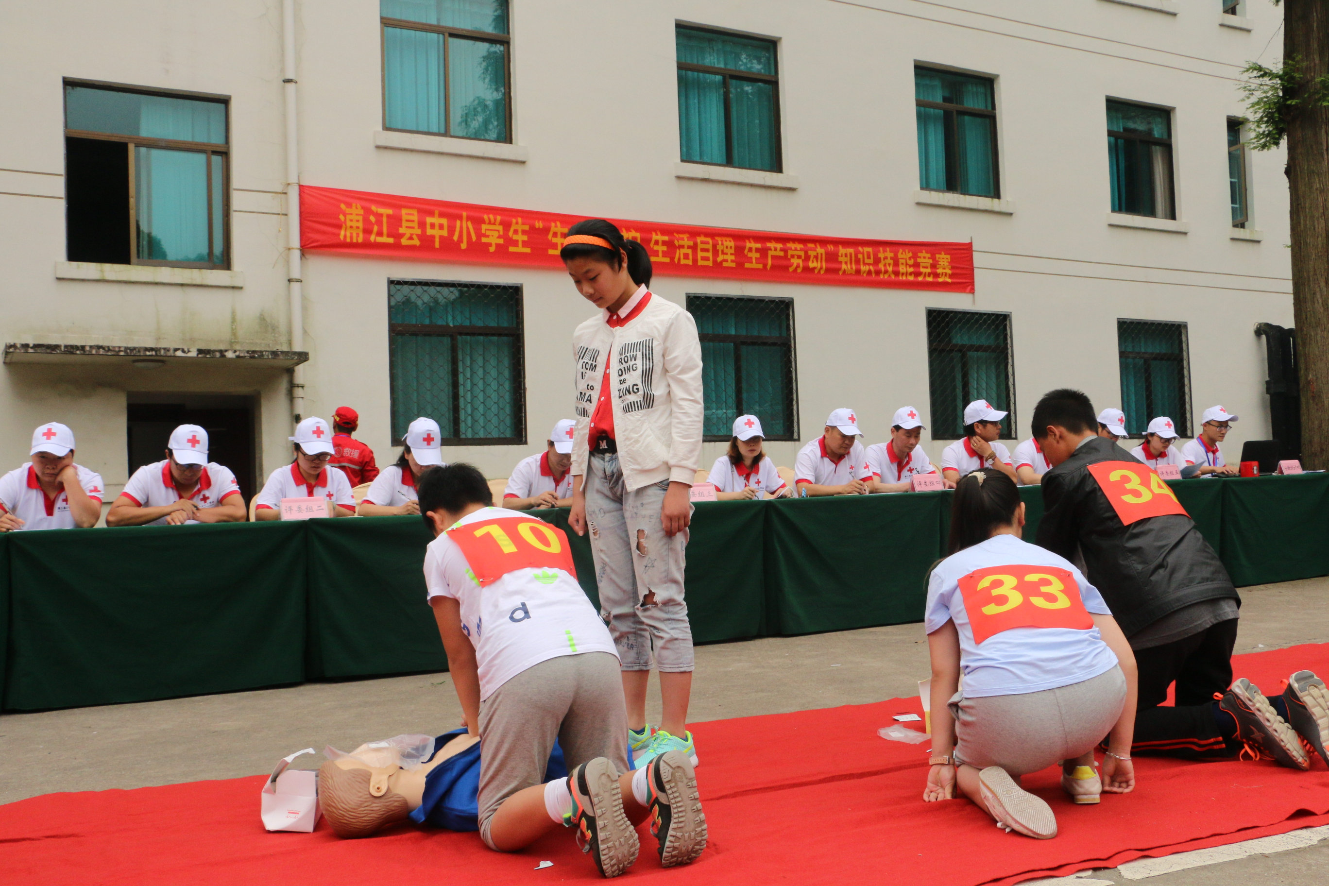 2016年6月5日，浦江縣首屆中小學(xué)生“生命自護(hù)、生活自理、生產(chǎn)勞動(dòng)”知識(shí)技能比武月活動(dòng)迎來(lái)高潮。這一天，60名分別來(lái)自浦江縣15個(gè)鄉(xiāng)鎮(zhèn)（街道）的中小學(xué)生代表整裝待發(fā)，體驗(yàn)了多種知識(shí)技能，其中既有心肺復(fù)蘇、消防滅火、火災(zāi)逃生、客房整理、種植蔬菜等專業(yè)操作要求較強(qiáng)的項(xiàng)目，也不乏縫紐扣、西紅柿炒蛋、制作餃子、實(shí)物辨別、串水晶珠等帶有生活氣息味道的內(nèi)容。.jpg