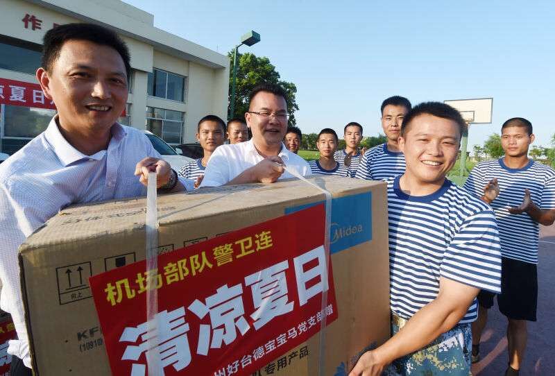 （清涼夏日）黨總支為部隊(duì)警衛(wèi)連、駕駛連送清涼活動(dòng).jpg