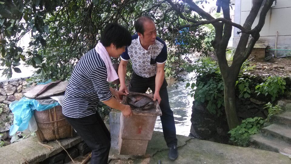 黨代表到戶開展代表活動(dòng)日活動(dòng)--到所聯(lián)系戶協(xié)助開展門前三包活動(dòng)2.jpg 黨代表到戶開展代表活動(dòng)日活動(dòng)--到所聯(lián)系戶協(xié)助開展門前三包活動(dòng)2.jpg