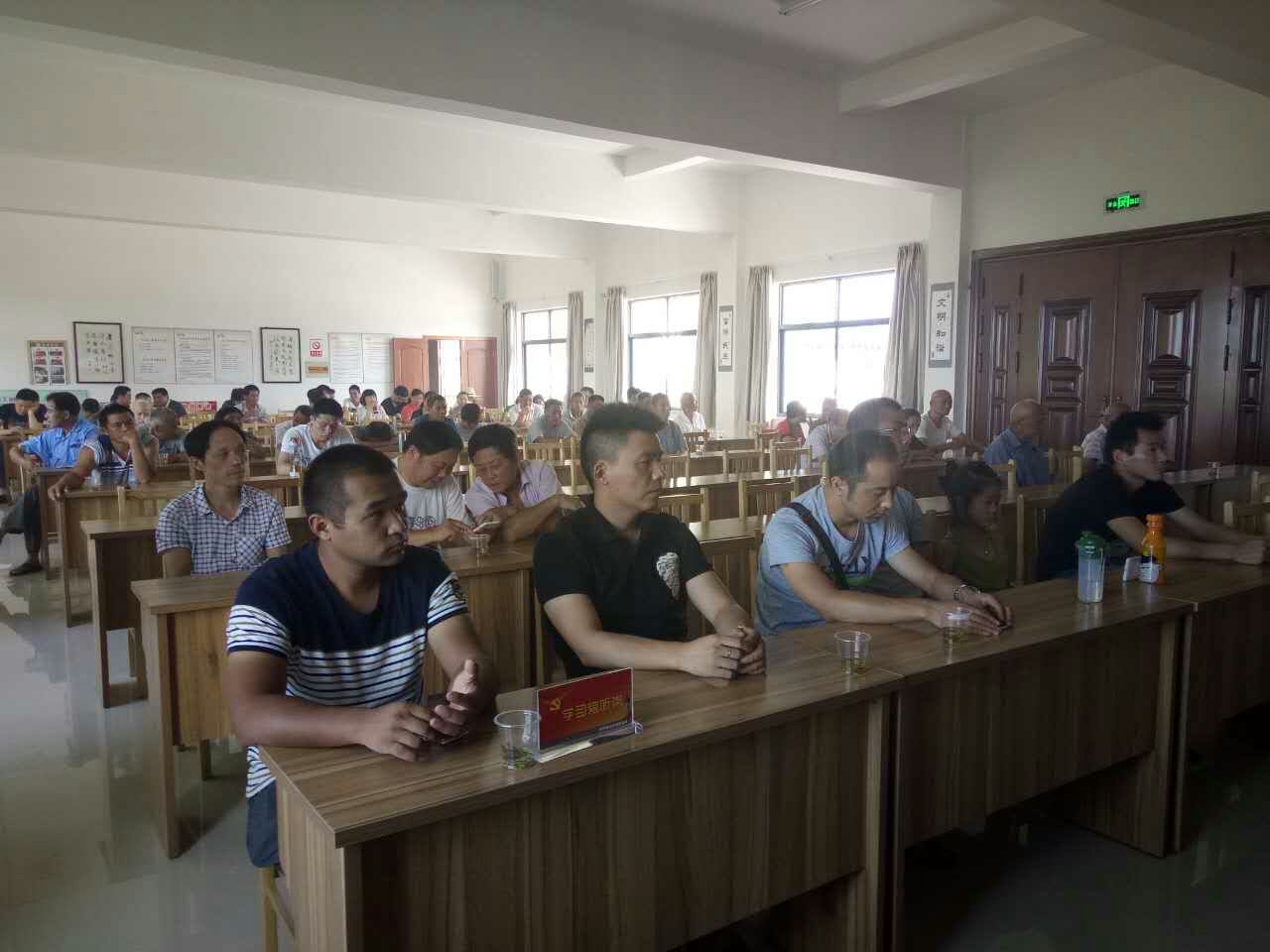 為入黨積極分子設(shè)立學(xué)習(xí)旁聽(tīng)崗.jpg