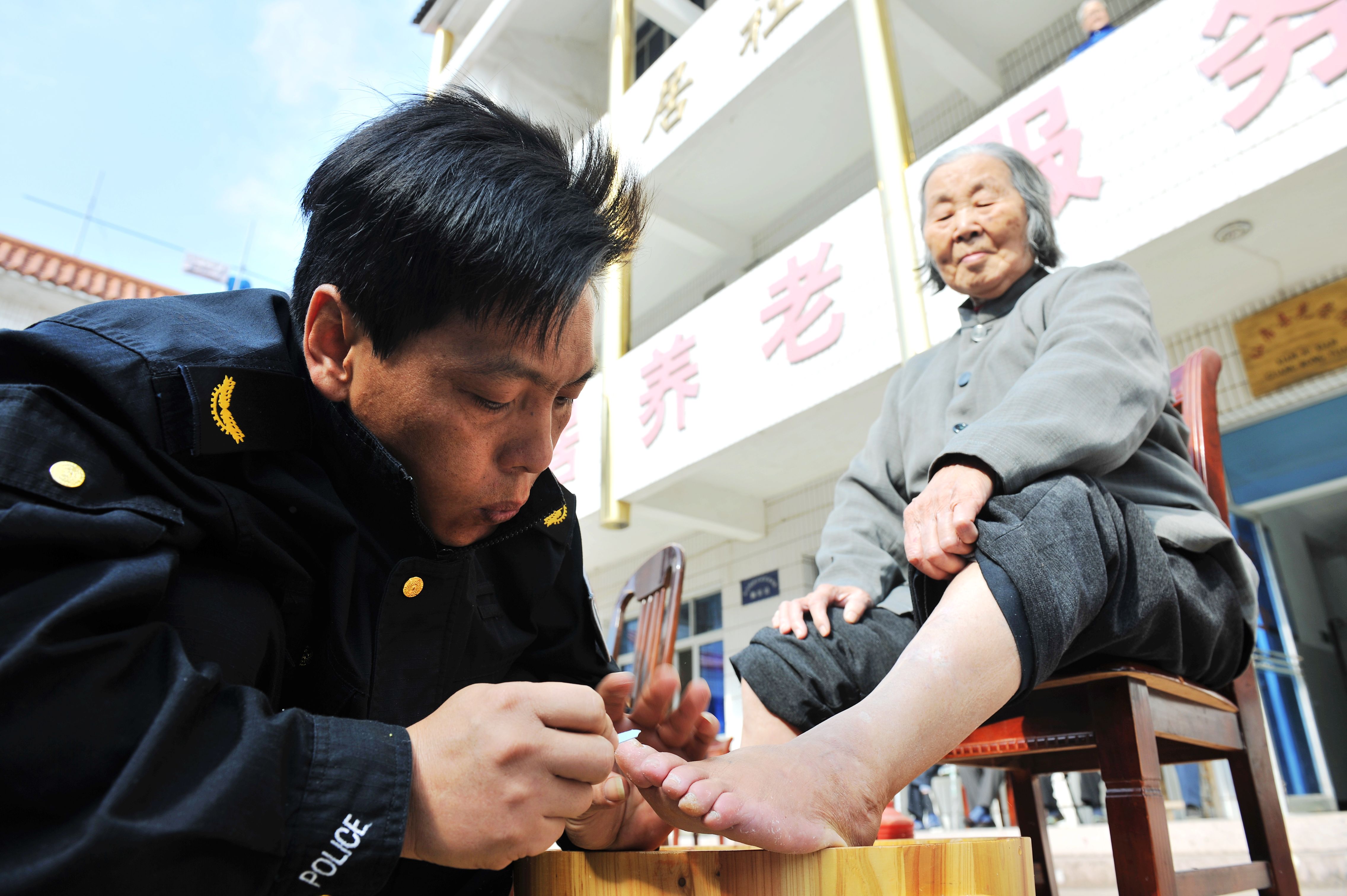 縣公路局雷鋒大隊(duì)志愿者正在給福利院的老人修剪指甲.jpg