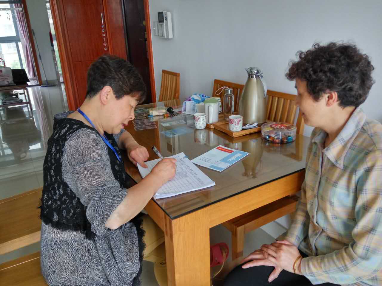 南門社區(qū)黨員樓道長周羅以上門了解居民基本情況和服務(wù)需求.jpg