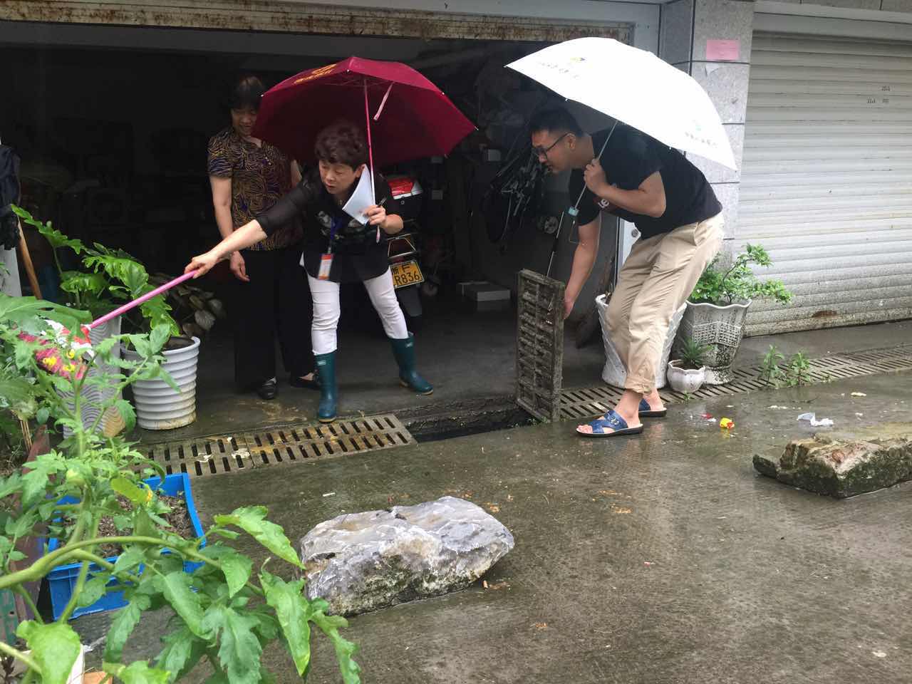 南門社區(qū)黨員樓道長周羅以協(xié)調(diào)解決小區(qū)排水問題.JPG