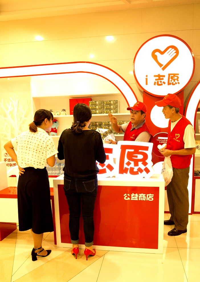 海寧i志愿公益商店在解答市民咨詢。來源：團市委.jpg