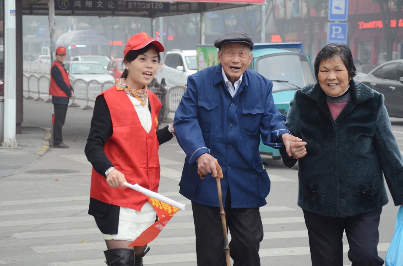 海寧志愿者開展文明交通勸導(dǎo)活動。來源：團市委.jpg