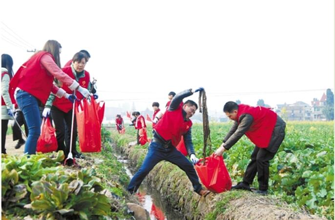 壽昌鎮(zhèn)，清理溝渠的志愿者在行動。寧文武 攝.jpg