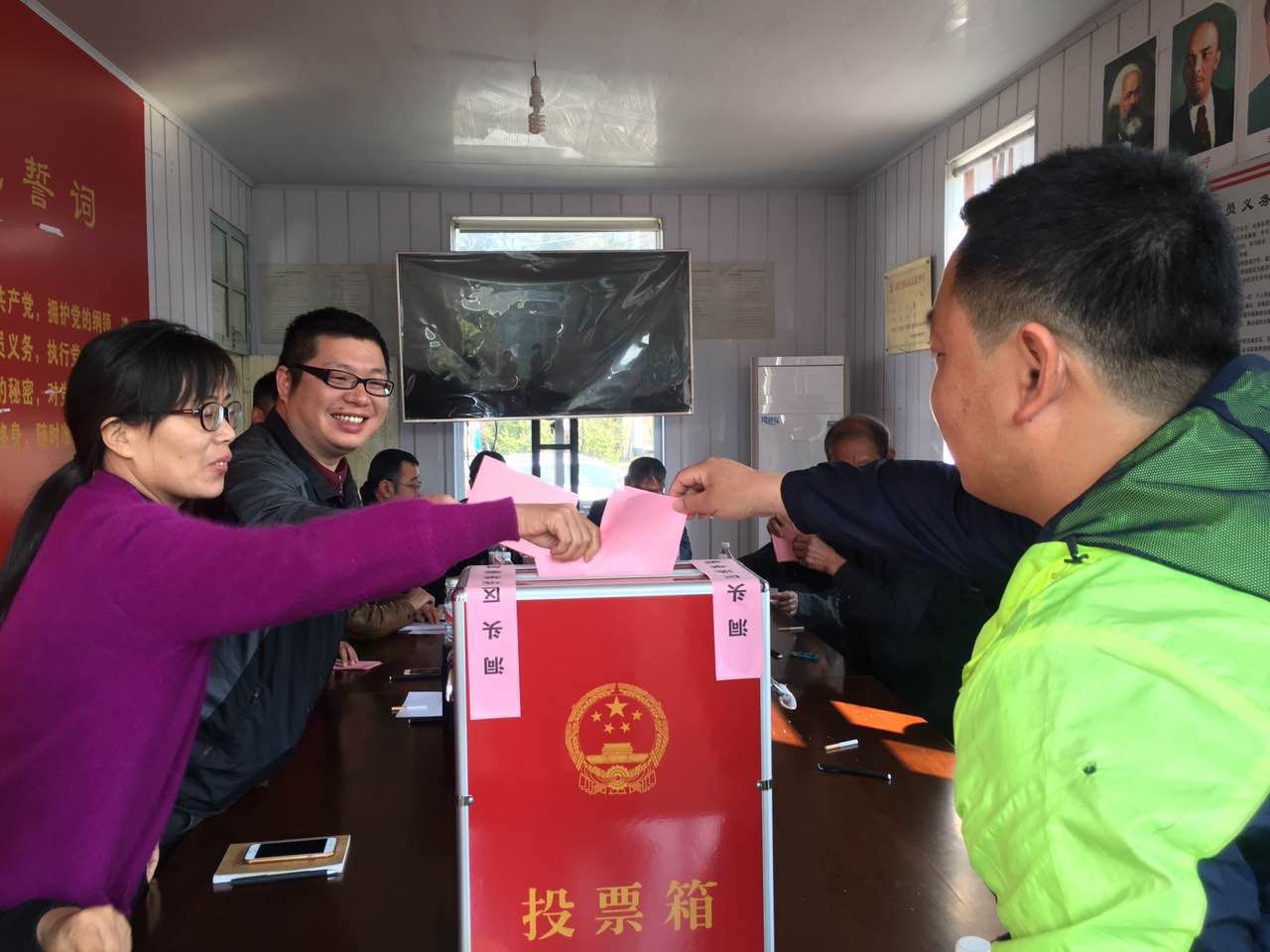 “第一書記”鄭忠霆積極參與支部換屆選舉活動(dòng).jpg