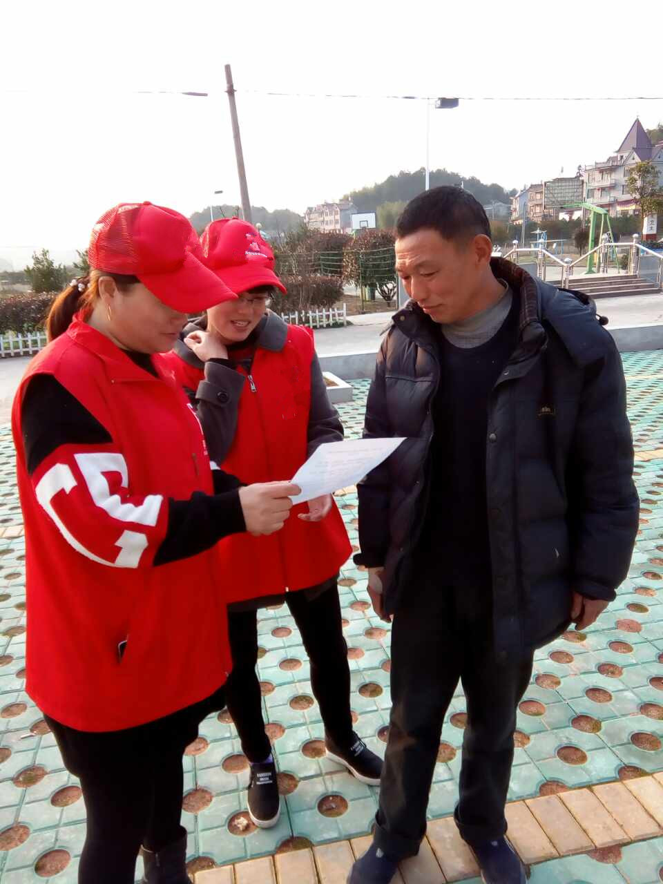 護選隊隊員為選民講解換屆紀律要求.jpg