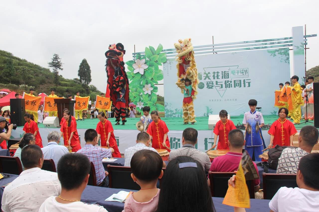 2016年泰順縣彭溪鎮(zhèn)西關(guān)村謝逢就與村黨員干部一起“眾籌”80余萬元舉辦梔子花旅游節(jié) (1).jpg
