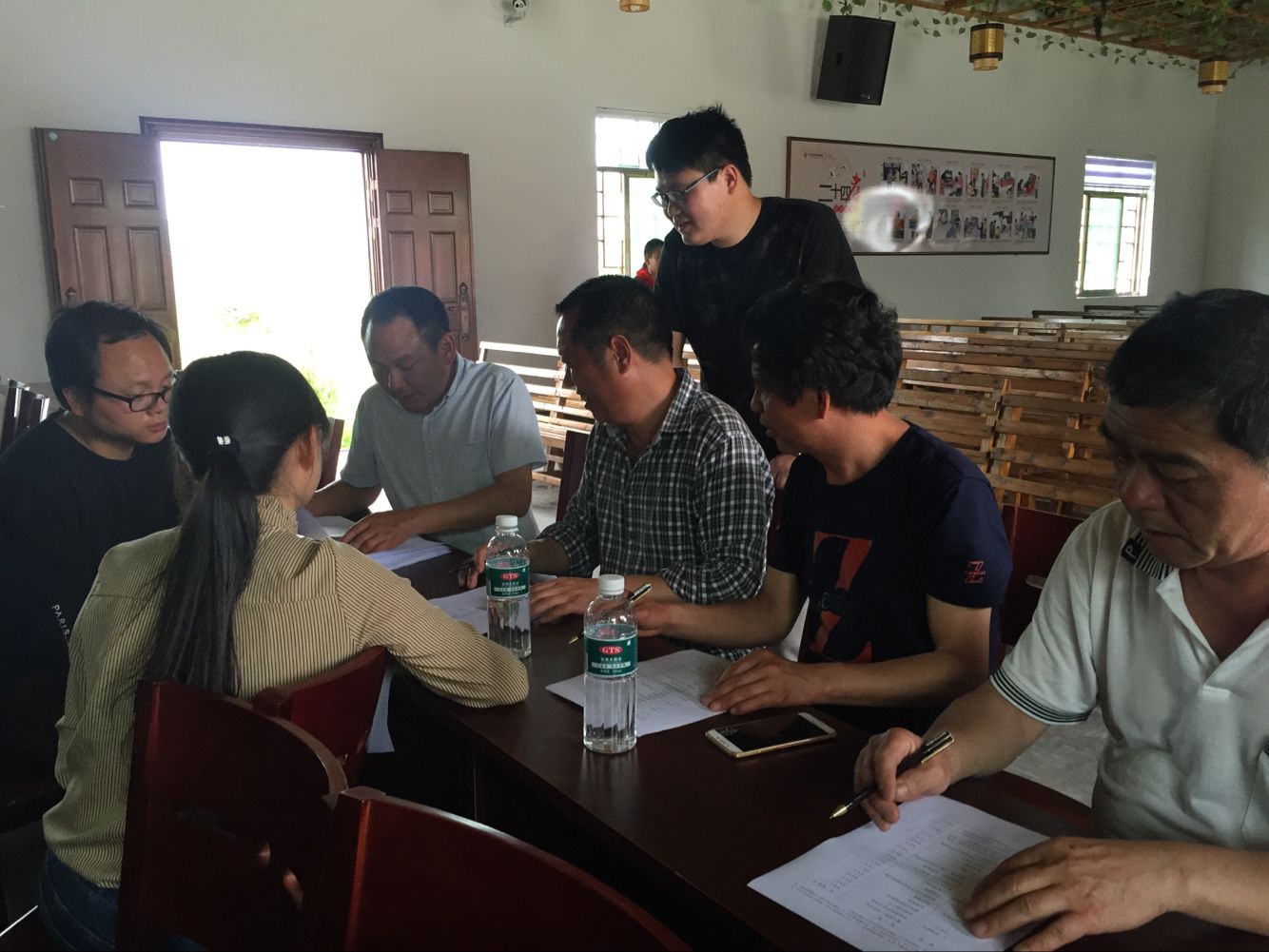 理事會成員商議靈下村文化禮堂建設分工事宜.png