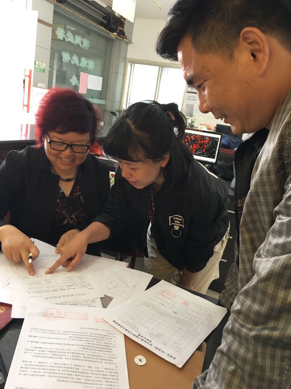 支淑華耐心向拆遷戶解釋政策.jpg